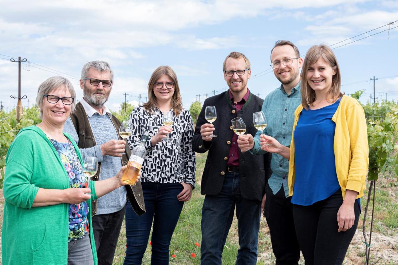 Weingut Zur Schlafmuetze Hotel Herrnbaumgarten Buitenkant foto