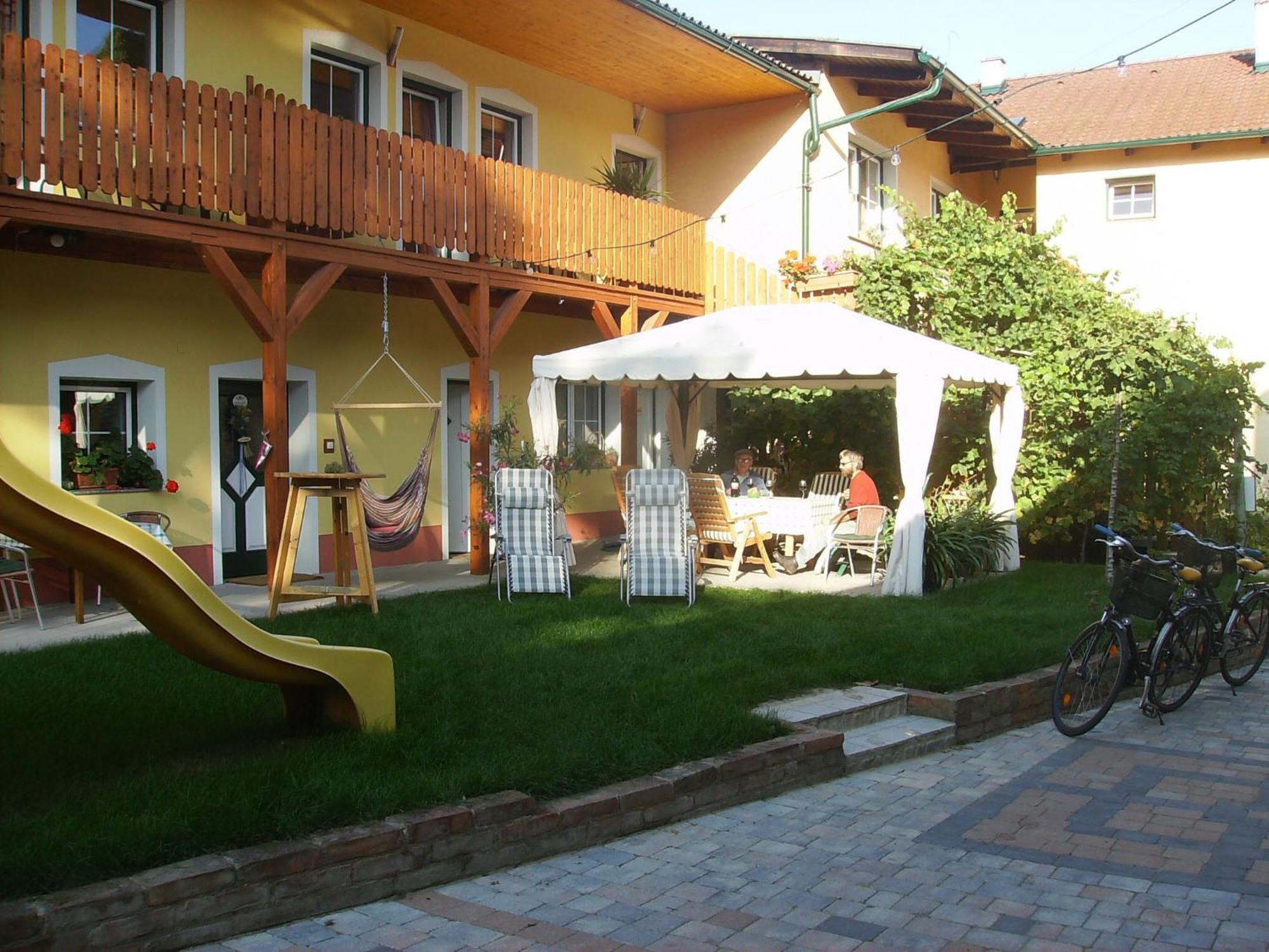 Weingut Zur Schlafmuetze Hotel Herrnbaumgarten Buitenkant foto