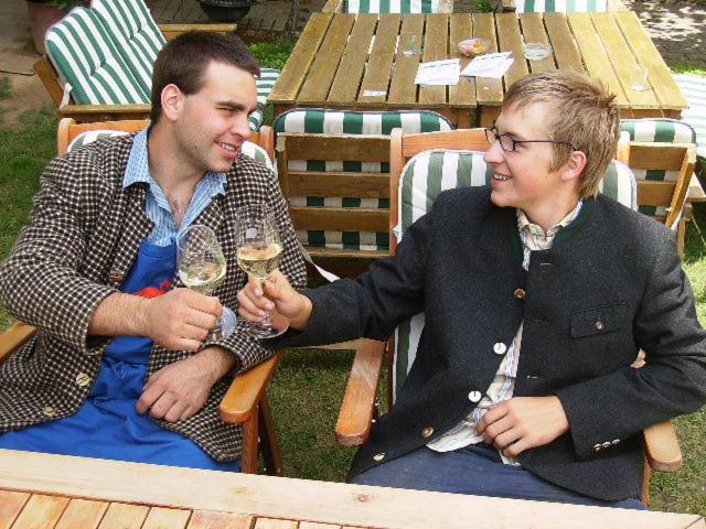 Weingut Zur Schlafmuetze Hotel Herrnbaumgarten Buitenkant foto