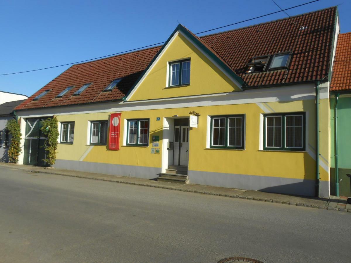 Weingut Zur Schlafmuetze Hotel Herrnbaumgarten Buitenkant foto